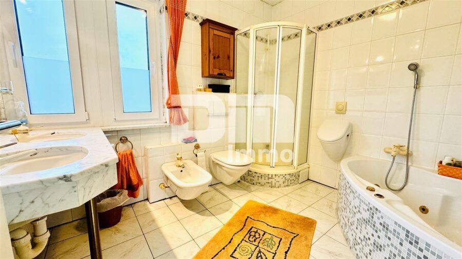 Sanierter Zweigenerationen-Traum mit Pooloase und autarker Zukunftsvorsorge - WE2 OG Bad / Wanne / Dusche / Bidet / Urinal